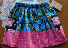 Load image into Gallery viewer, Flippity Skirt Size 6 Floral/telephone pockets