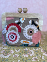 Load image into Gallery viewer, Wooden frame clutch bag/embroidered mesh design