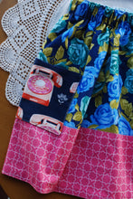 Load image into Gallery viewer, Flippity Skirt Size 6 Floral/telephone pockets
