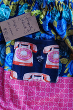 Load image into Gallery viewer, Flippity Skirt Size 6 Floral/telephone pockets
