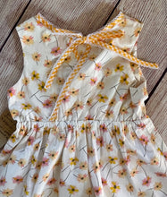 Load image into Gallery viewer, Daisy Floral Dress size 6

