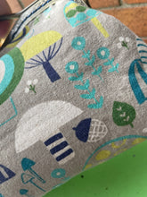 Load image into Gallery viewer, Women’s Mushroom Kiss Clasp Clutch
