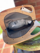 Load image into Gallery viewer, Women’s Wooden Handle Bird Clutch Bag
