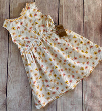 Load image into Gallery viewer, Daisy Floral Dress size 6
