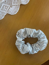 Load image into Gallery viewer, peekaboo cat scrunchie

