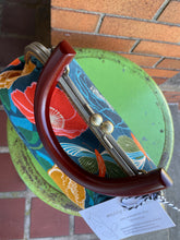 Load image into Gallery viewer, Wonen’s Wooden handled frame bag
