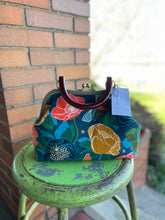 Load image into Gallery viewer, Wonen’s Wooden handled frame bag
