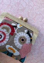 Load image into Gallery viewer, Wooden frame clutch bag/embroidered mesh design
