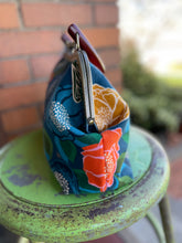 Load image into Gallery viewer, Wonen’s Wooden handled frame bag
