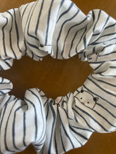 Load image into Gallery viewer, peekaboo cat scrunchie

