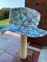 Load image into Gallery viewer, Miami Sun Hat Floral reversible size 7-10 yrs
